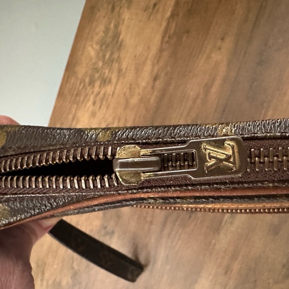 Louis Vuitton Vintage Monogram Trousse 23 Toiletry Bag - Picture 7 of 8